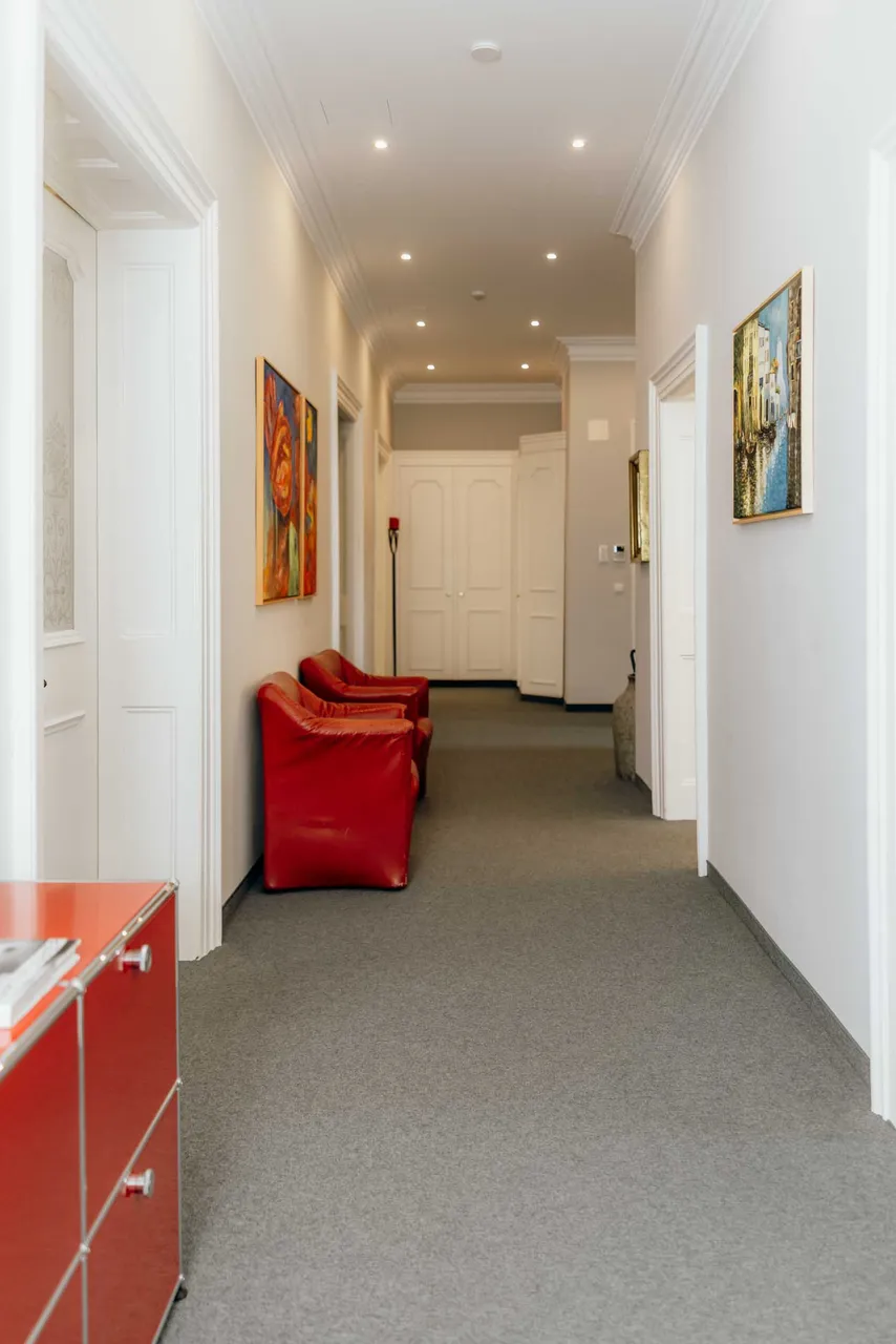Heller Flur der Kanzlei RIFA im Altbau
